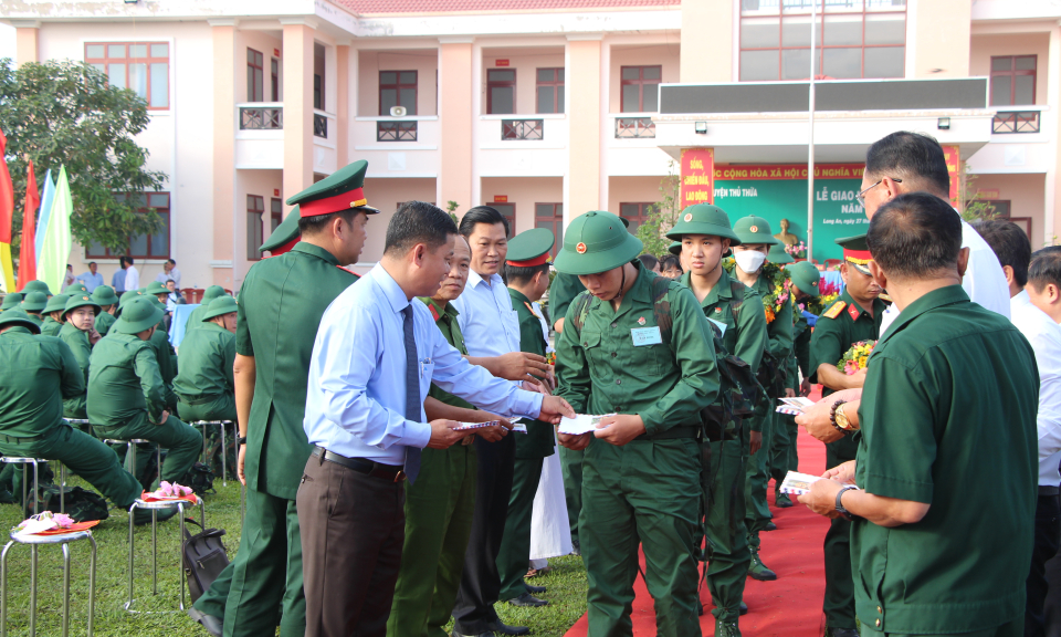 Thủ Thừa: 152 thanh niên lên đường nhập ngũ
