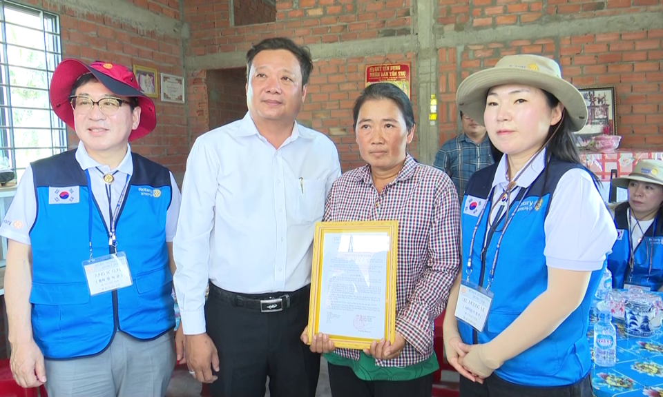 Tân Trụ trao 3 căn nhà Tình thương cho gia đình hoàn cảnh khó khăn về nhà ở