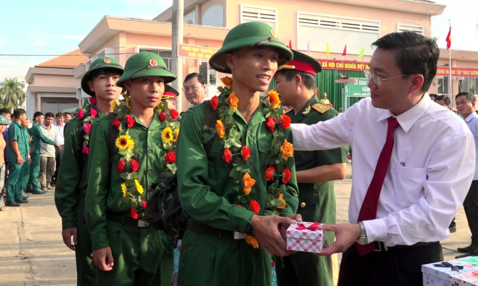 Thanh niên Tân Hưng lên đường nhập ngũ năm 2024