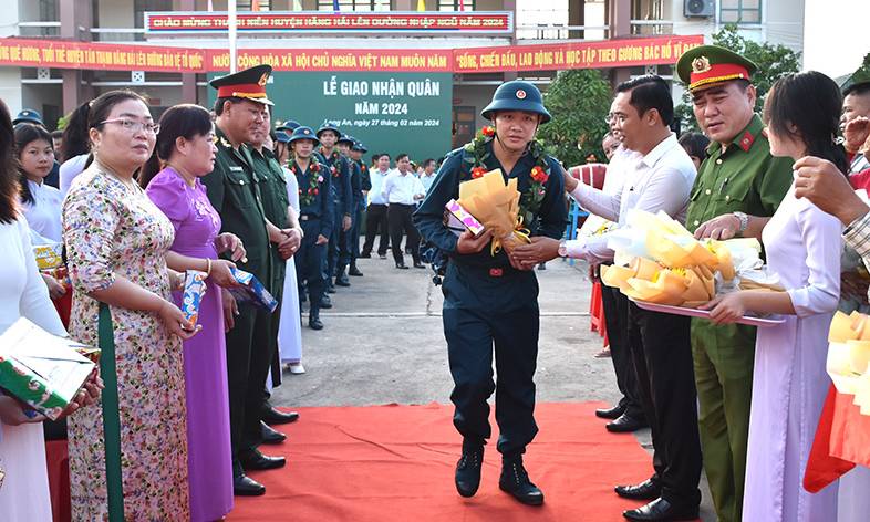 Thanh niên huyện Tân Thạnh lên đường thực hiện nghĩa vụ quân sự