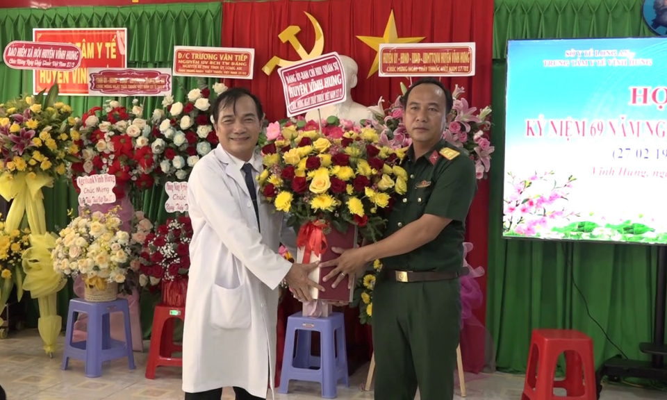 Ban CHQS huyện Vĩnh Hưng thăm, chúc mừng Ngày Thầy thuốc Việt Nam