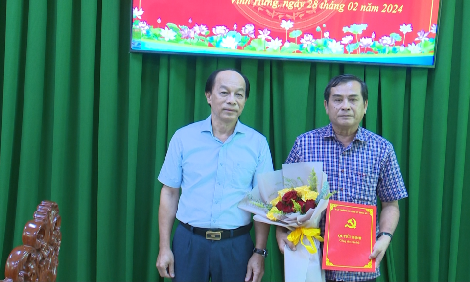 Ông Phan Văn Bằng - Chủ tịch HĐND huyện Vĩnh Hưng nhận quyết định nghỉ hưu từ ngày 01/3/2024