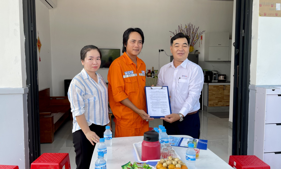 Điện lực Long An trao nhà Mái ấm công đoàn tại huyện Tân Hưng