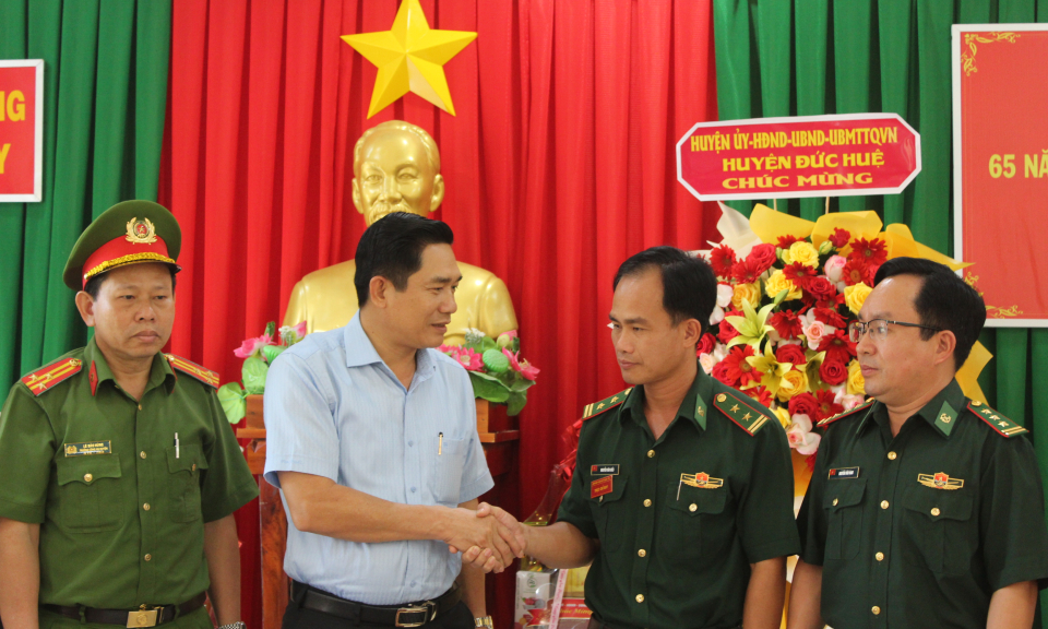 Lãnh đạo huyện Đức Huệ thăm cán bộ chiến sĩ Đồn Biên phòng Mỹ Thạnh Tây