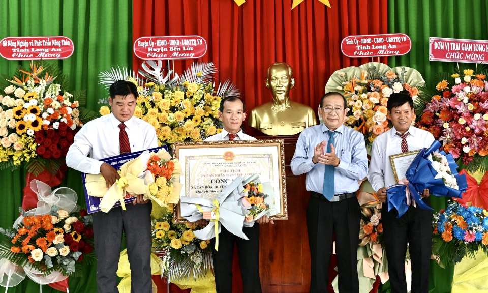Bến Lức: Xã Tân Hòa đón nhận danh hiệu “xã đạt chuẩn nông thôn mới”