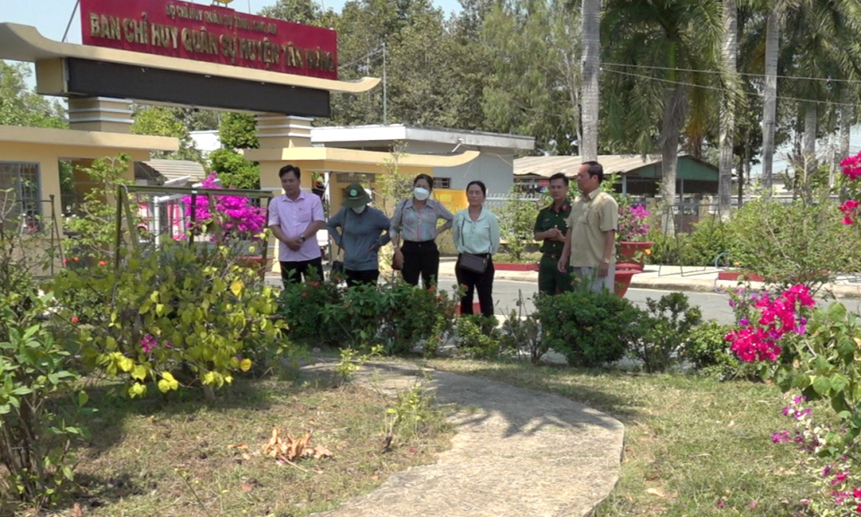 Tân Hưng kiểm tra các mô hình thi đua chào mừng kỷ niệm 30 năm thành lập huyện