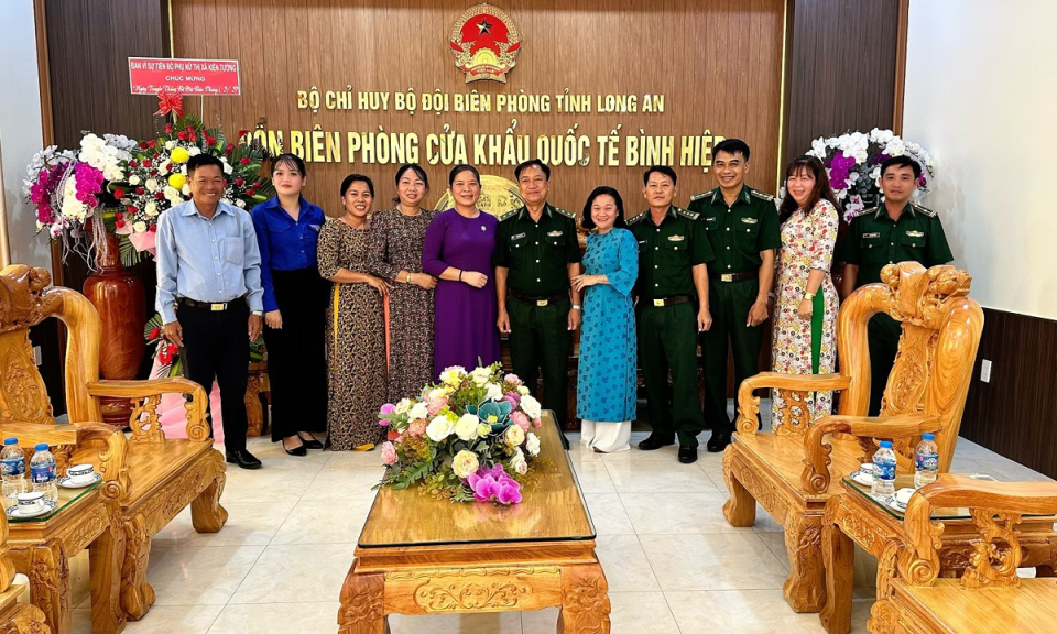  Lãnh đạo thị xã Kiến Tường thăm, chúc mừng Ngày truyền thống Bộ đội Biên phòng