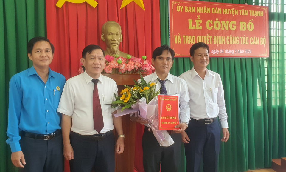 Tân Thạnh trao quyết định về công tác cán bộ