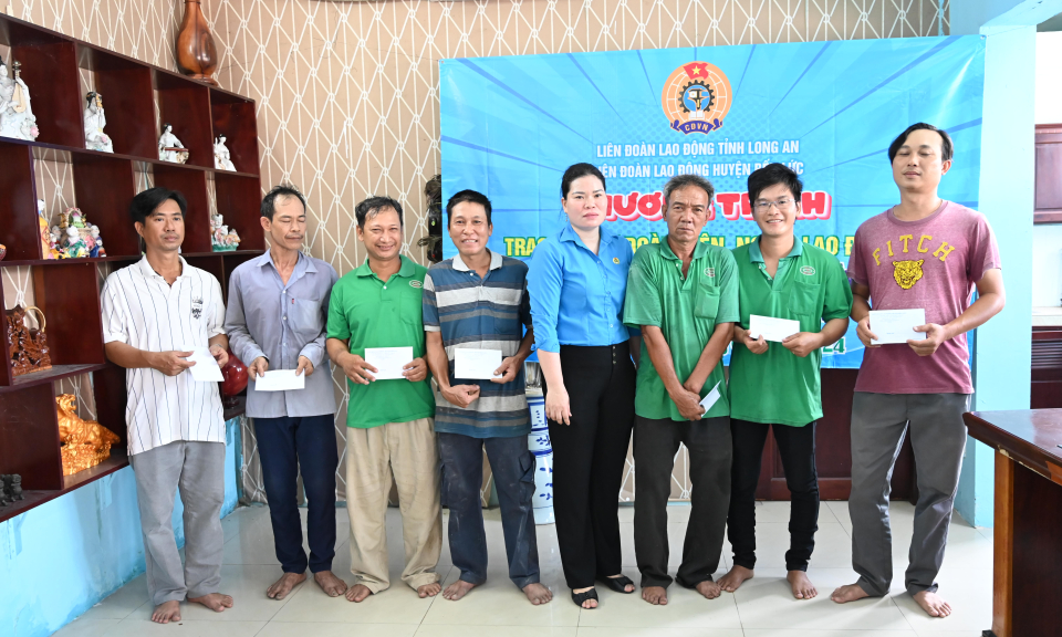 Bến Lức trao quà hỗ trợ cho đoàn viên công đoàn, người lao động bị giảm giờ làm