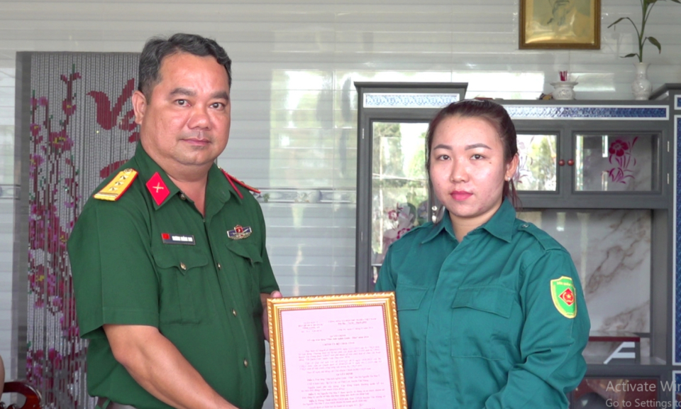 Tân Hưng: Bộ Chỉ huy Quân sự tỉnh bàn giao nhà Tình nghĩa Quân - Dân