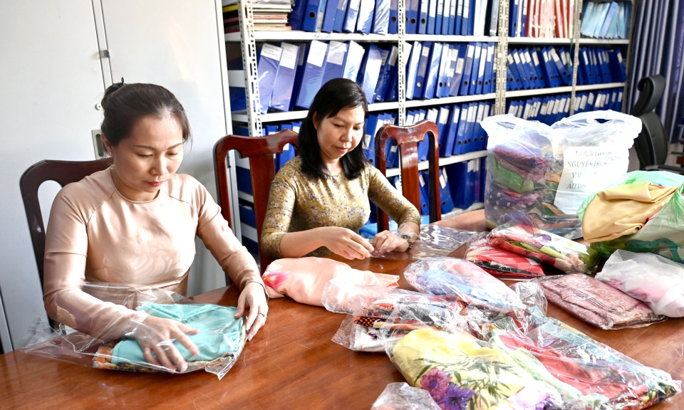 Bến Lức hơn 500 bộ vải và áo dài gởi đến công đoàn viên khó khăn
