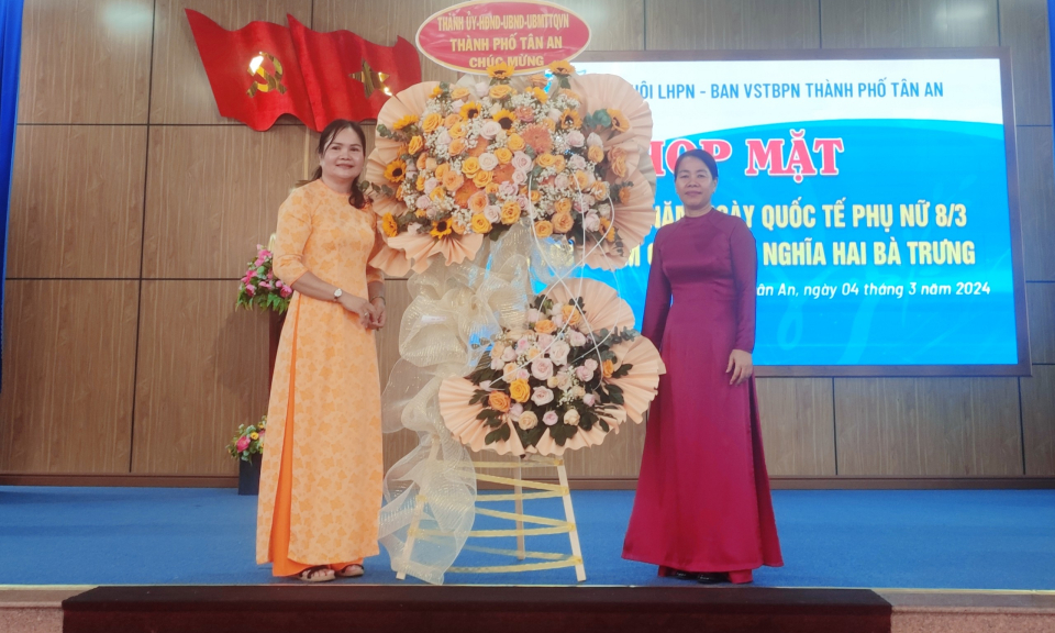 Thành phố Tân An tổ chức họp mặt Ngày Quốc tế Phụ nữ 8/3