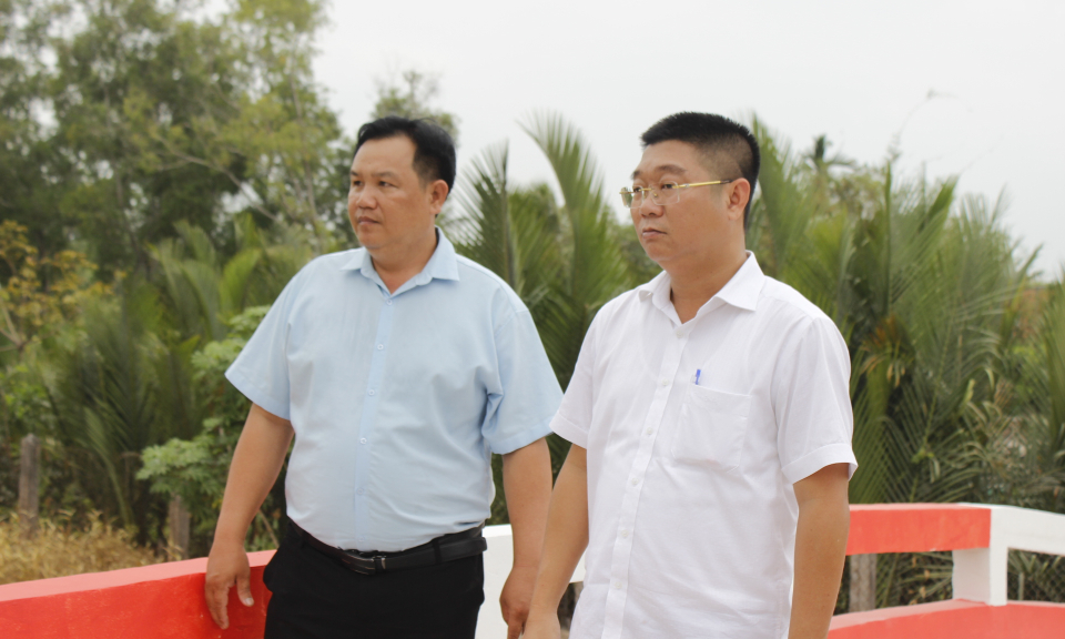 Bí thư Huyện ủy Tân Trụ khảo sát xây dựng cầu nông thôn