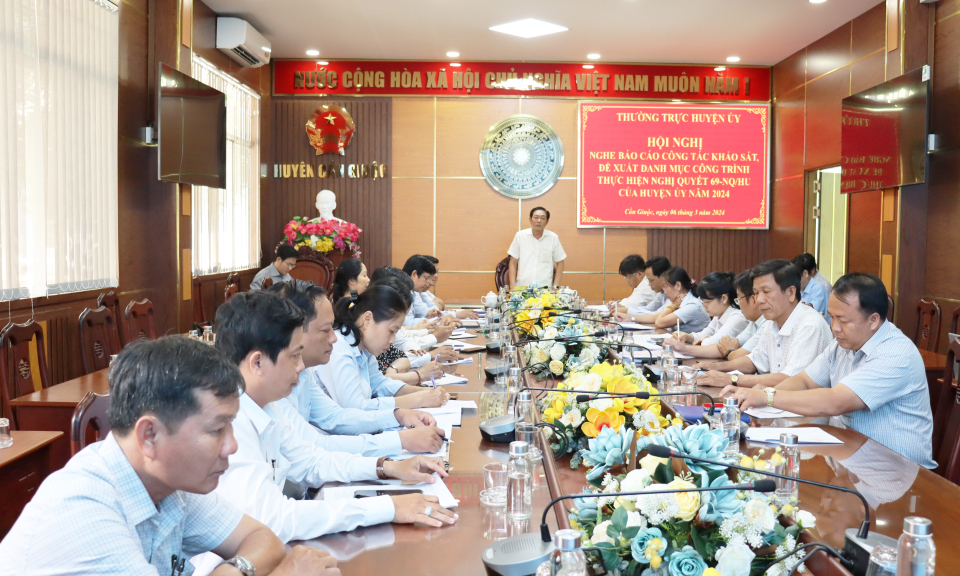 Thường trực Huyện ủy Cần Giuộc nghe báo cáo, đề xuất danh mục công trình xây dựng