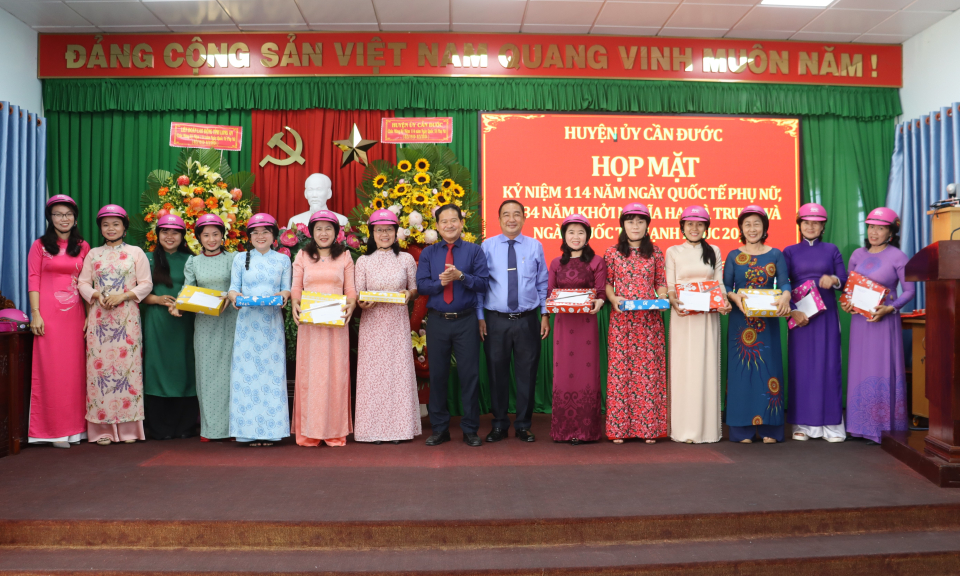 Huyện ủy Cần Đước họp mặt kỷ niệm 114 năm ngày Quốc tế Phụ nữ 8/3