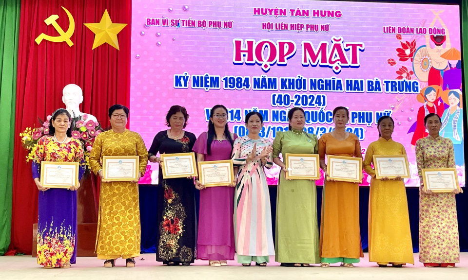 Tân Hưng họp mặt Ngày Quốc tế Phụ nữ 8/3