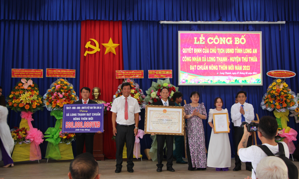 Xã Long Thạnh, huyện Thủ Thừa đón nhận danh hiệu xã nông thôn mới