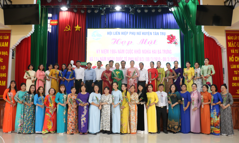 Tân Trụ họp mặt Ngày Quốc tế Phụ nữ 8/3 