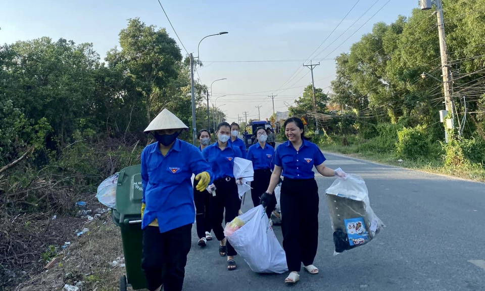 Tuổi trẻ Bến Lức ra quân “Ngày cao điểm Tình nguyện” xây dựng đô thị văn minh