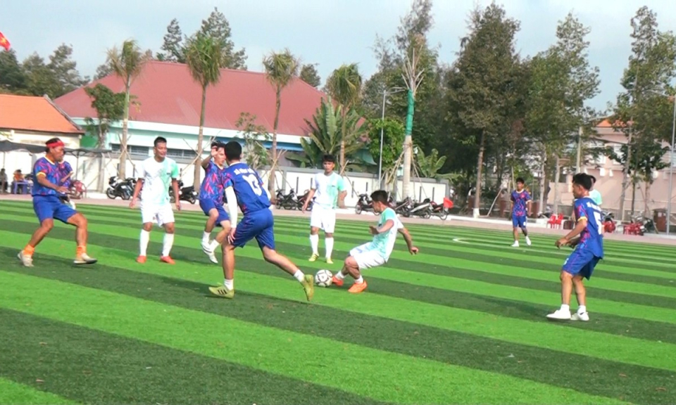 Tân Hưng khai mạc Giải bóng đá chào mừng 30 năm Ngày thành lập huyện