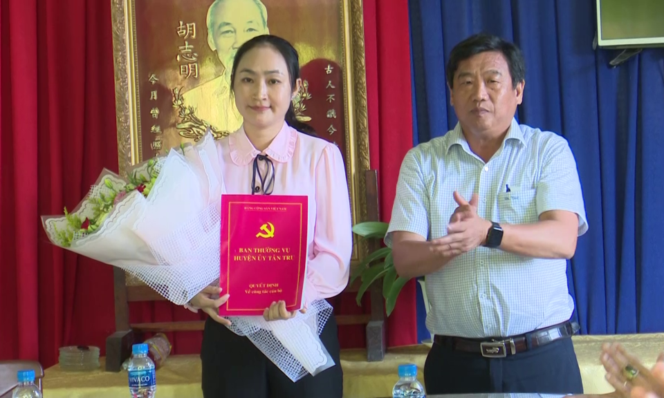 Tân Trụ công bố quyết định về công tác cán bộ xã Bình Tịnh