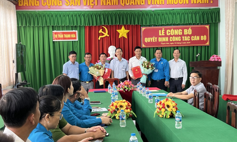 Thạnh Hóa công bố quyết định công tác cán bộ
