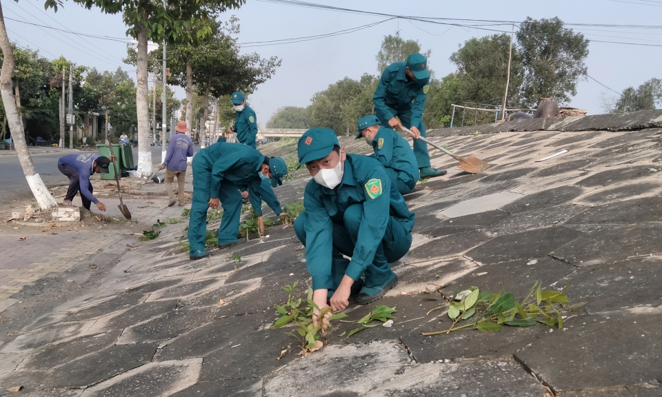 Thị trấn Tân Hưng ra quân vệ sinh môi trường chào mừng 30 năm thành lập huyện 