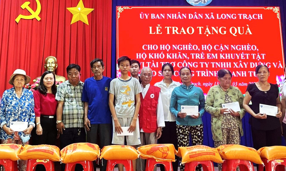 Cần Đước tặng 160 triệu đồng tiền quà cho hộ gia đình có hoàn cảnh khó khăn 