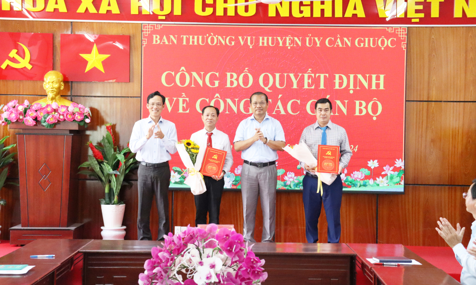 Huyện Cần Giuộc công bố quyết định công tác cán bộ