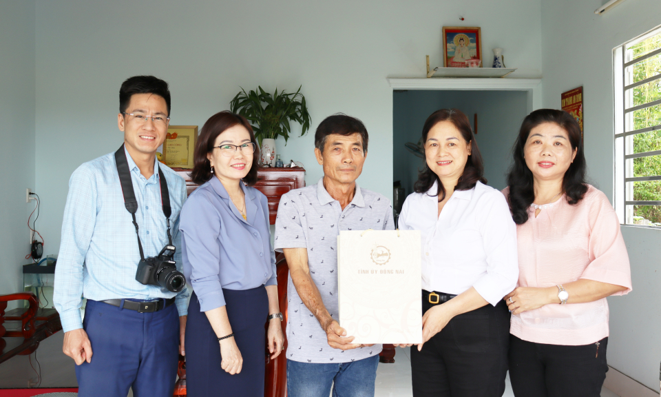 Cần Giuộc trao nhà Tình nghĩa cho gia đình chính sách