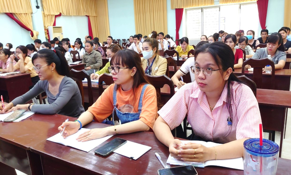 Cần Đước tổ chức bồi dưỡng lý luận chính trị cho đảng viên mới