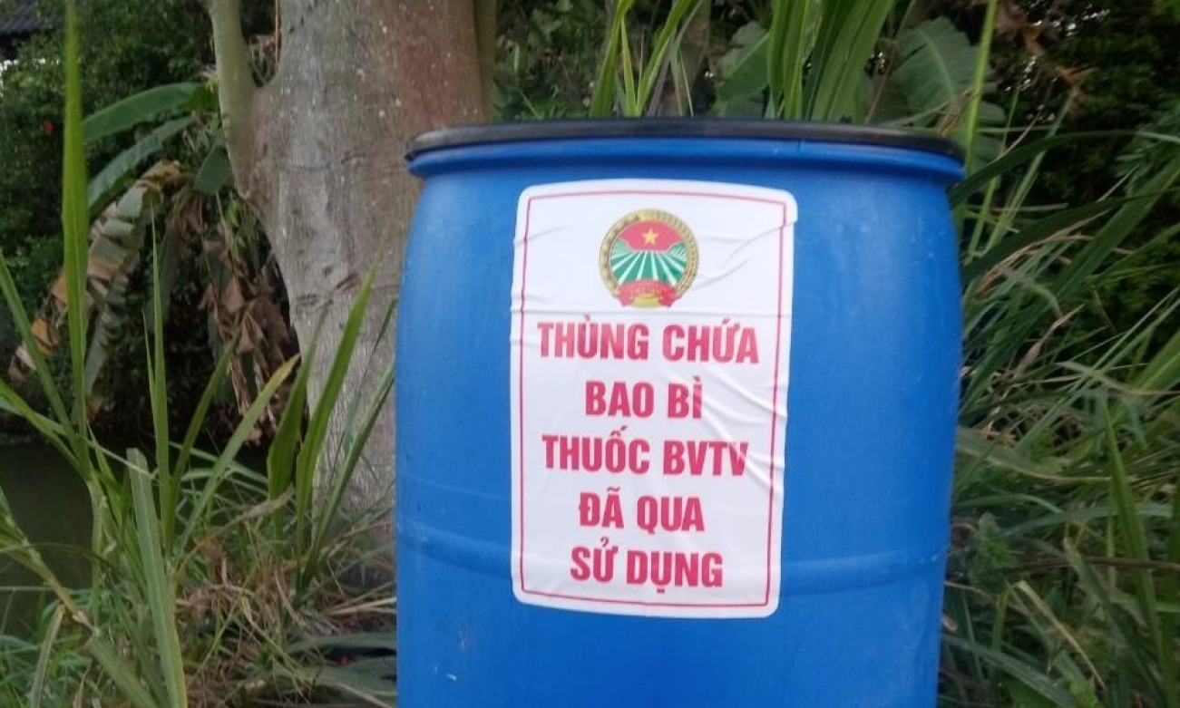 Nông dân Phường Tân Khánh (TP. Tân An) rác thải thuốc bảo vệ thực vật sau sử dụng