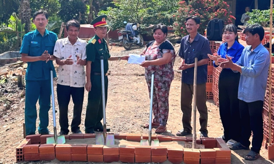 Ban Chỉ huy Quân sự huyện Tân Hưng xây dựng nhà Tình nghĩa quân - dân