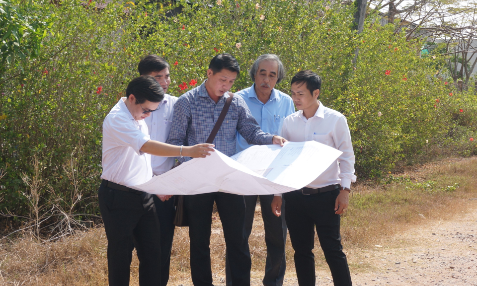 Đoàn công tác Sở Xây dựng tỉnh làm việc tại huyện Mộc Hóa