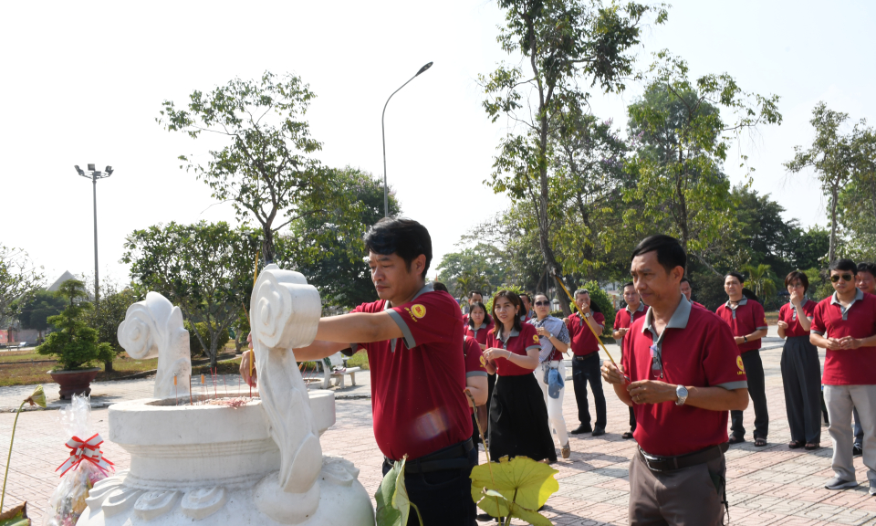 Học viên lớp cao cấp lý luận chính trị K74.A07 về địa chỉ đỏ tại Đức Hòa