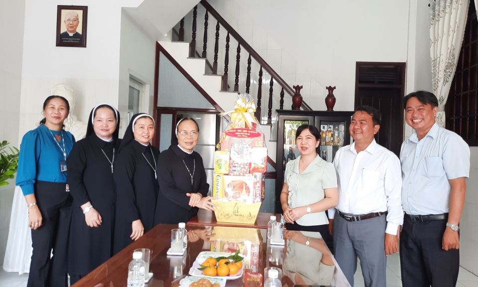 Đoàn cán bộ thành phố Tân An thăm cơ sở Công giáo nhân lễ Phục sinh 2024
