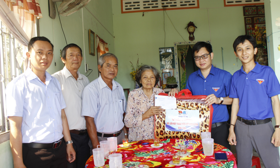 Huyện đoàn Tân Trụ thăm và tặng quà cựu thanh niên xung phong