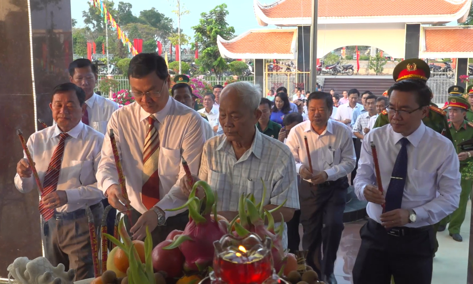 Lãnh đạo Tân Hưng viếng Nhà bia ghi tên Liệt sỹ huyện nhân kỷ niệm 30 năm thành lập huyện