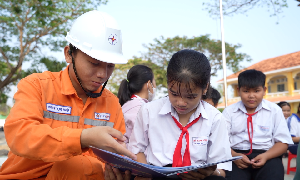 Thanh niên tiết kiệm điện và bảo vệ môi trường