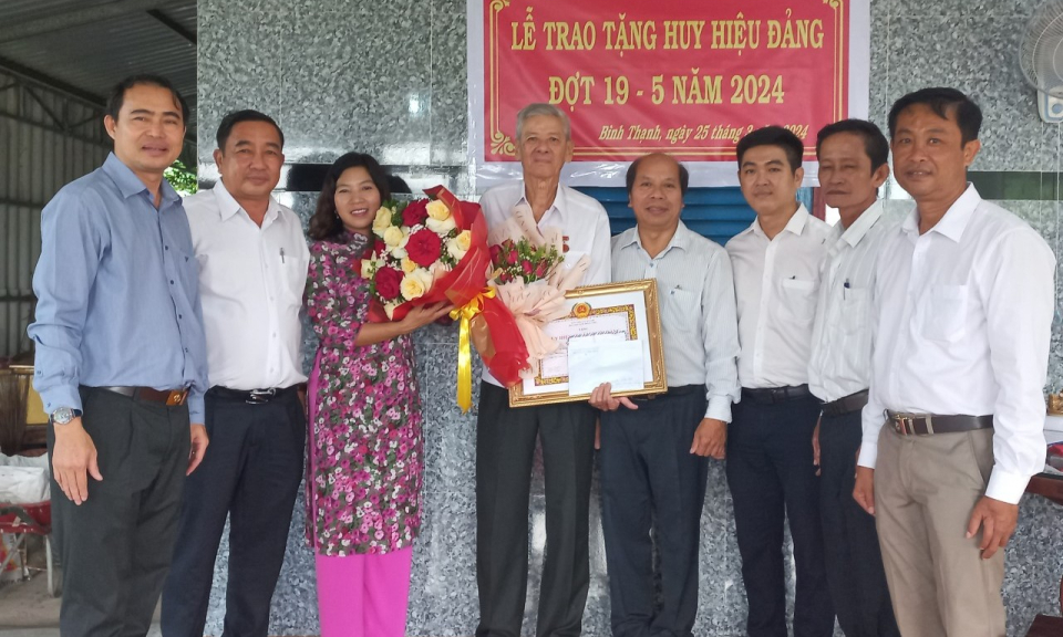 Trưởng ban Tuyên giáo Tỉnh ủy dự sinh hoạt chi bộ ấp tại huyện Mộc Hóa