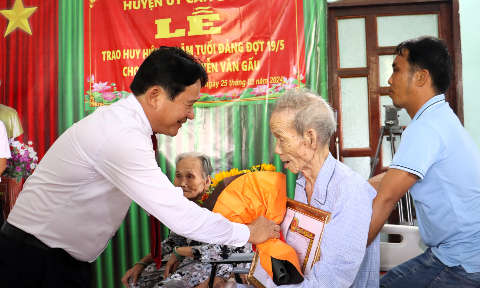 Huyện ủy Cần Đước trao huy hiệu 60 năm tuổi Đảng cho đảng viên Nguyễn Văn Gấu