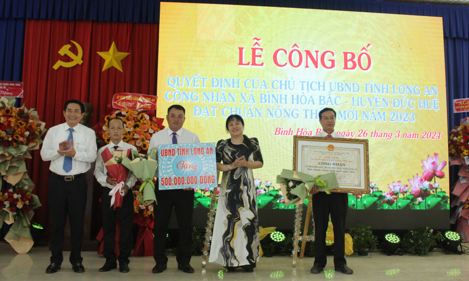 Xã Bình Hoà Bắc, huyện Đức Huệ đón nhận danh hiệu xã đạt chuẩn nông thôn mới 