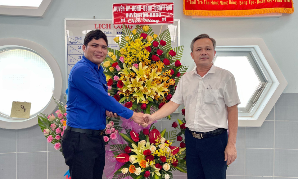 Lãnh đạo huyện Tân Hưng chúc mừng Huyện đoàn nhân kỷ niệm ngày thành lập Đoàn 