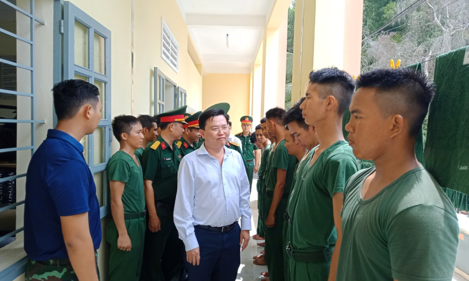 Phó Bí thư Thường trực Tỉnh ủy thăm, động viên chiến sĩ mới tại Tiểu đoàn 1