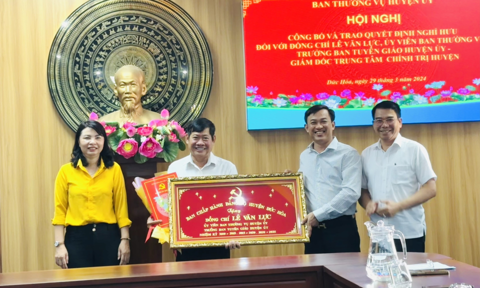 Huyện ủy Đức Hòa trao quyết định nghỉ hưu cho Trưởng Ban Tuyên giáo 