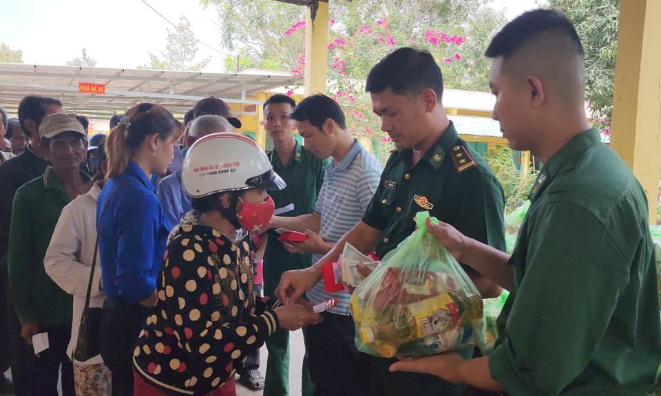 Tân Hưng tặng 200 phần quà cho người dân biên giới