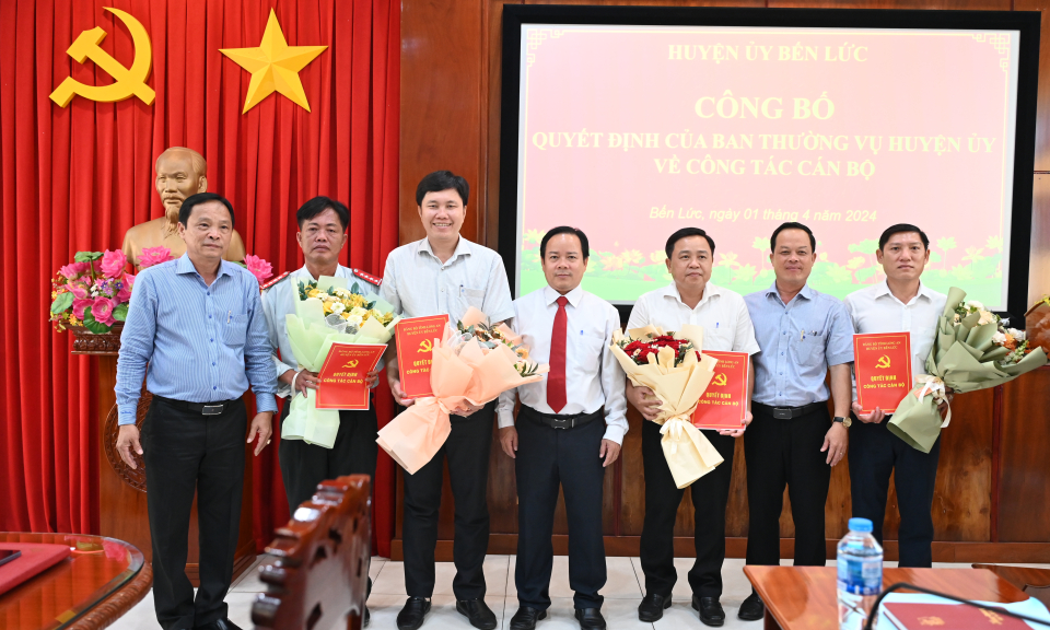 Huyện ủy Bến Lức công bố các quyết định về công tác cán bộ