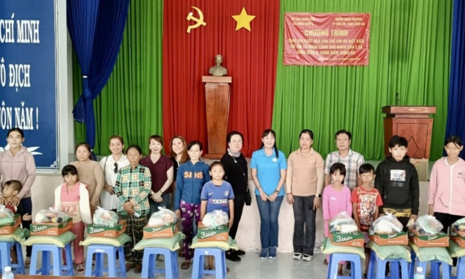 Tặng quà cho trẻ em 3 xã biên giới huyện Tân Hưng