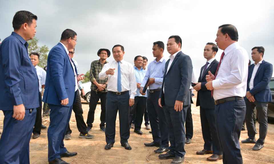 Lãnh đạo tỉnh Long An khảo sát vị trí xây Cảng vệ tinh của 2 tỉnh Long An và Svay Rieng (Campuchia)