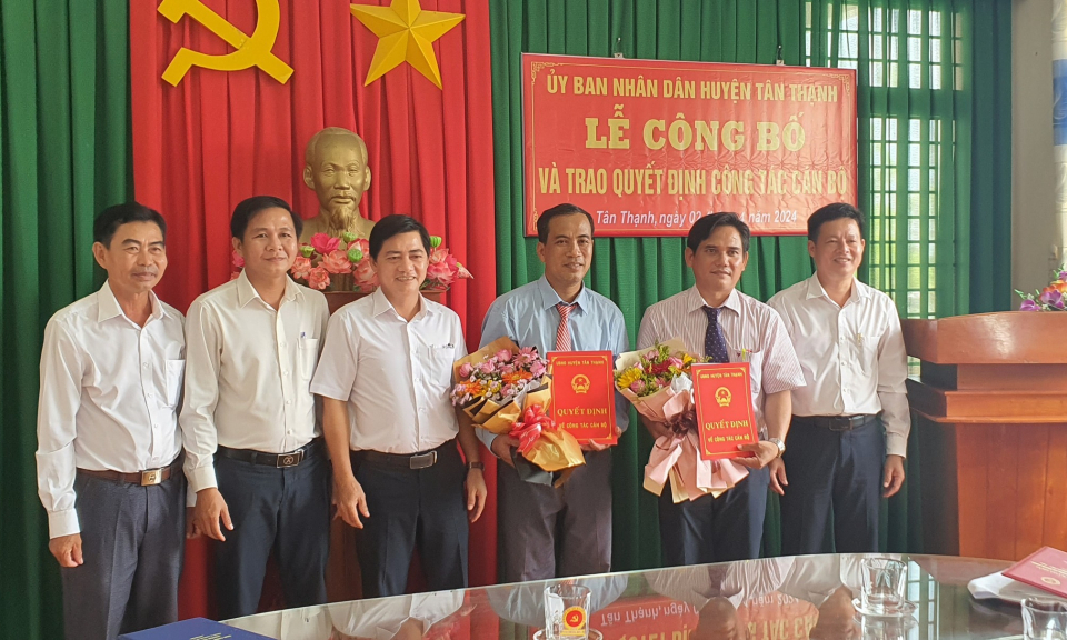 Tân Thạnh UBND huyện trao quyết định về công tác cán bộ